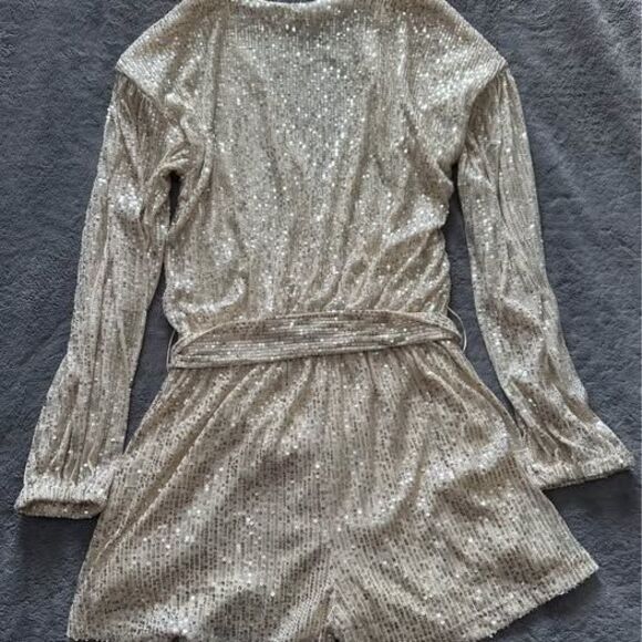 NEW Fashion Nova Women’s Diva Gold Shiny Sequin Long Sleeve Romper - Picture 5 of 7